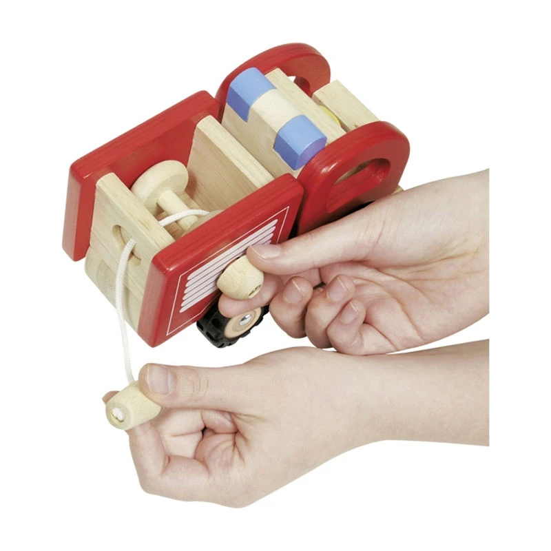 Goki 55927 Holzauto "Feuerwehr" Rot Mit Figur 4 Goki 55927 Holzauto "Feuerwehr" Rot Mit Figur – Bild 2