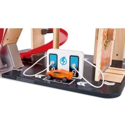 Hape E3019 Stunt Fahrbahn Mit Ladestation Passend Für Viele Diecast Modelle -Le Toy Van Geschäft E3019 6 Stunt Fahrbahn mit Ladestation