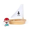 Janod J04712 Wasserspritzer "Pirat Mit Holzboot" Piratenschiff Aus Holz -Le Toy Van Geschäft J04712 1 Wasserspritzer Pirat mit Holzboot